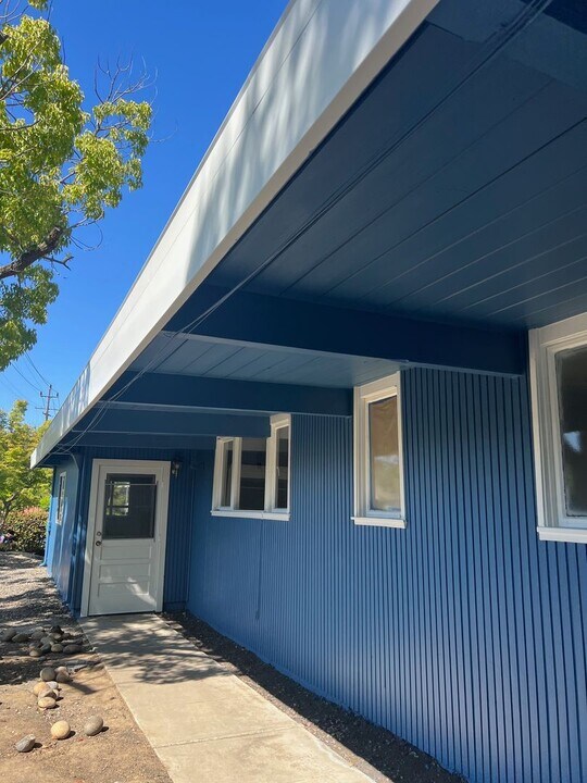 240 E Meadow Dr in Palo Alto, CA - Building Photo