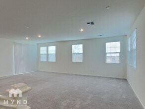 8207 C Lopez Jr Wy in Elk Grove, CA - Foto de edificio - Building Photo