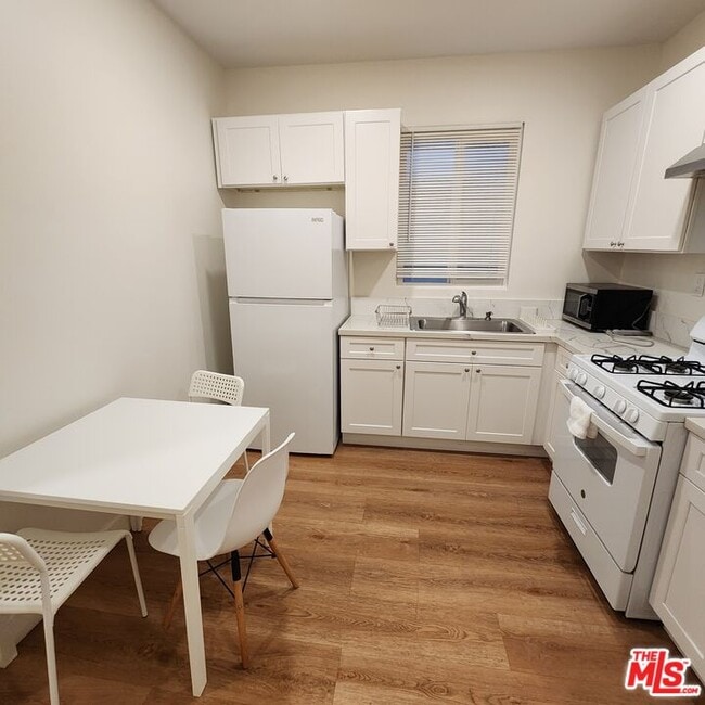 341 S Western Ave in Los Angeles, CA - Building Photo - Building Photo