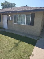 401-431 Birdwell St in Oakdale, CA - Building Photo