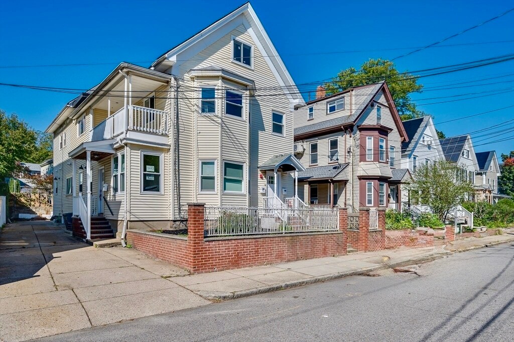 35 Foster St, Unit 2 in Boston, MA - Building Photo