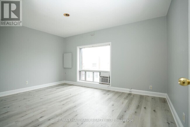 property at 37-37 Holland St W