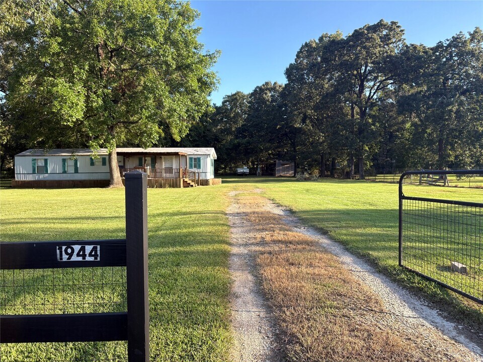 1944 S Pine Lake Rd in Montgomery, TX - Building Photo