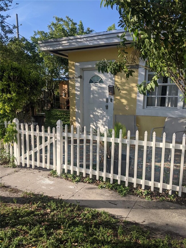 7741 Hawthorne Ave in Miami Beach, FL - Foto de edificio - Building Photo