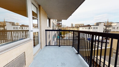 17 Monmouth Ct in Brookline, MA - Building Photo - Building Photo