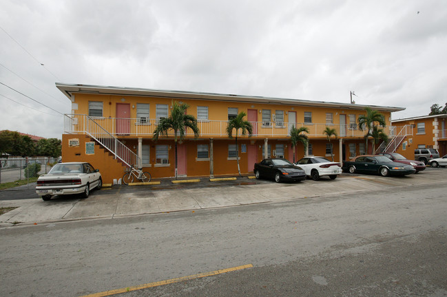 2490 W 4th Ct in Hialeah, FL - Building Photo - Building Photo