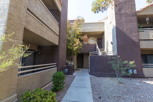 5056 S Rainbow Blvd in Las Vegas, NV - Building Photo - Building Photo