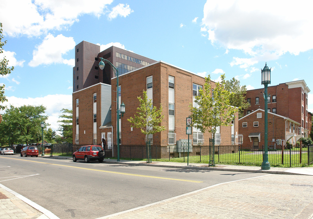 231 Park St in Hartford, CT - Building Photo