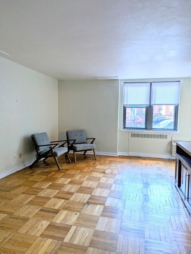 2601 Pennsylvania Ave, Unit Parkway Condominium 115 in Philadelphia, PA - Foto de edificio - Building Photo