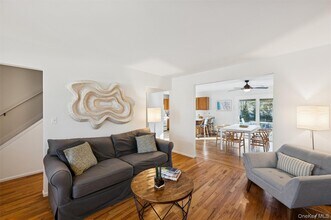 7 Huckleberry Ln in Hampton Bays, NY - Building Photo - Building Photo