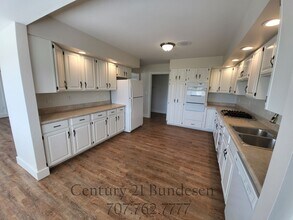 811 Old Adobe Rd in Petaluma, CA - Building Photo - Building Photo