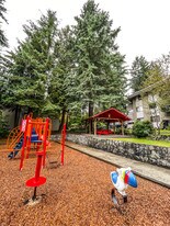 908 Berkley Rd in North Vancouver, BC - Building Photo