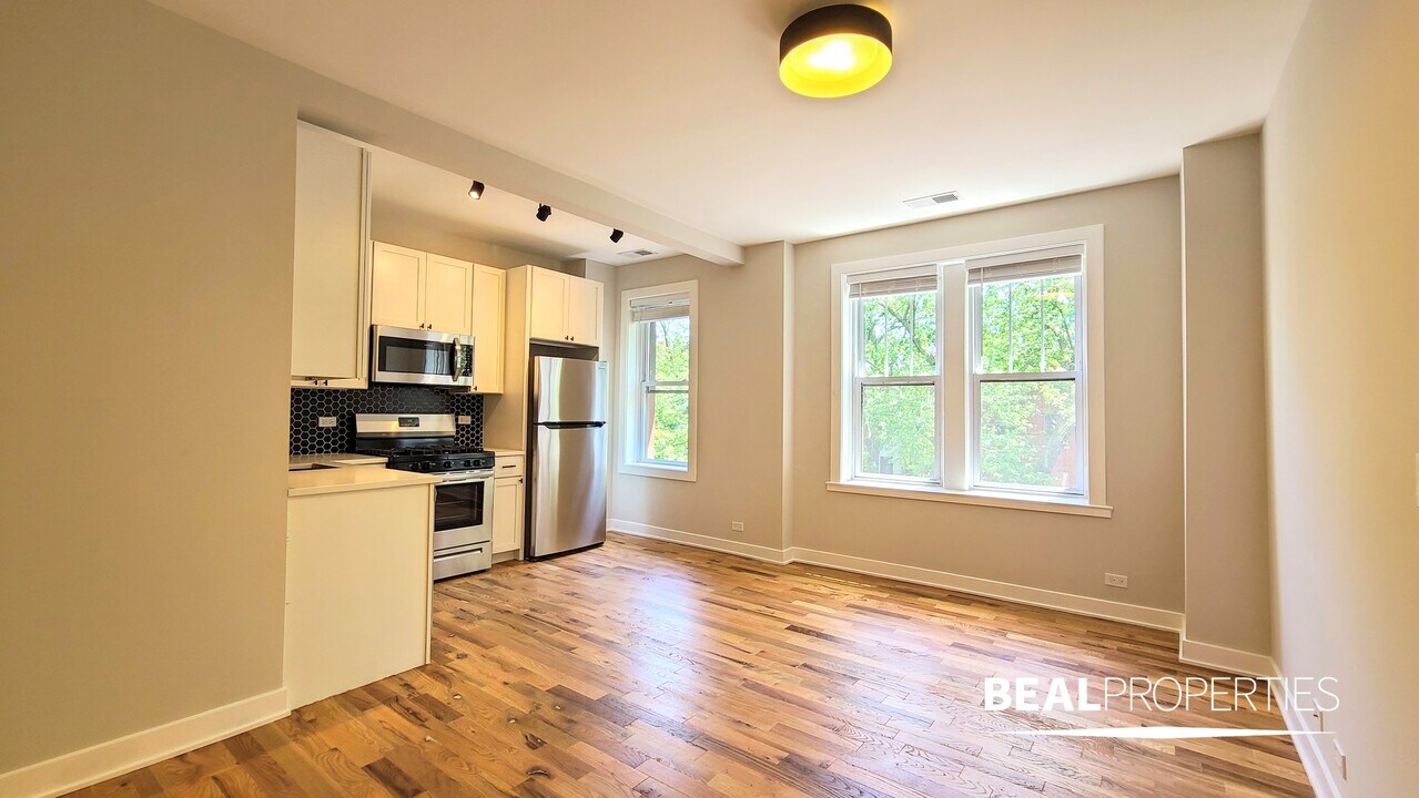 654 W Wrightwood Ave in Chicago, IL - Building Photo