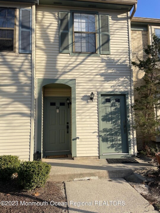 114 Dundee Ct in Matawan, NJ - Building Photo