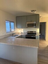 5422 Adobe Falls Rd in San Diego, CA - Building Photo - Building Photo