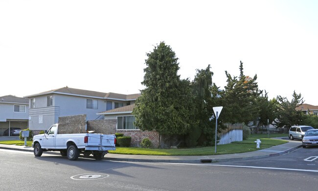 1050 Highland Ave in Santa Clara, CA - Building Photo - Building Photo