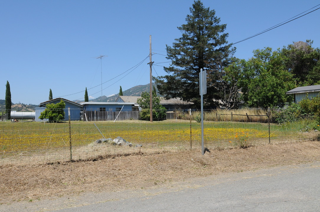 890 Berti Ln in Cloverdale, CA - Building Photo