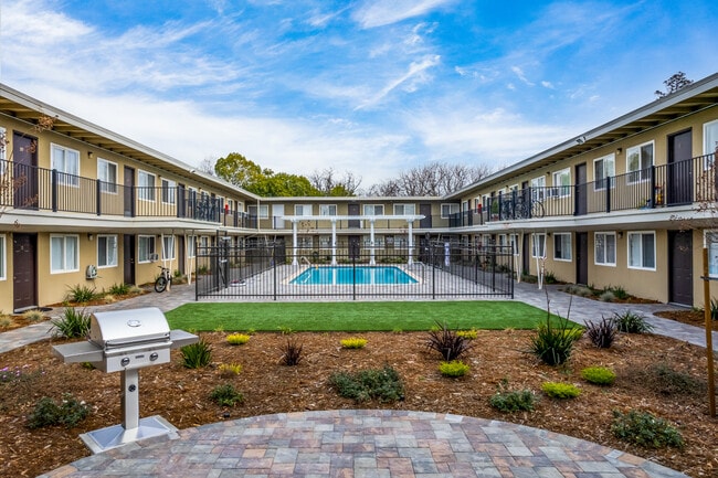 Royal Gardens Apartments in Livermore, CA - Foto de edificio - Building Photo