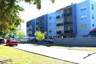 13685 NE 10th Ave in North Miami, FL - Foto de edificio - Building Photo