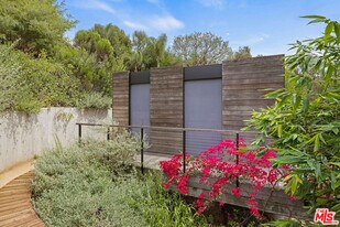 1664 Benton Wy in Los Angeles, CA - Building Photo