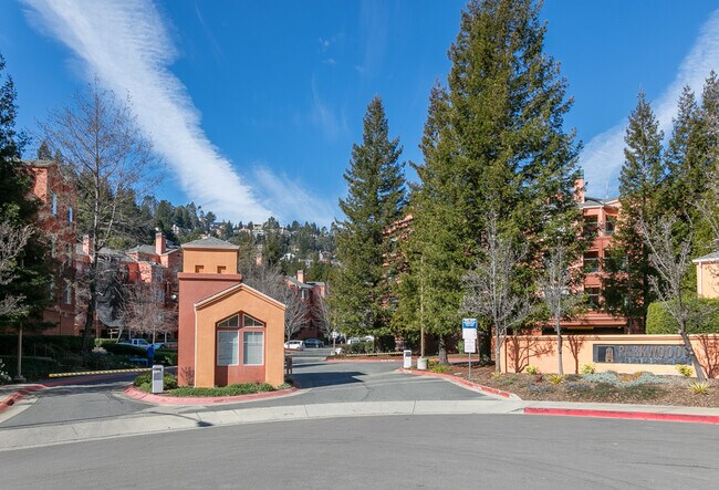 320 Caldecott Ln, Unit 214 in Oakland, CA - Building Photo - Building Photo