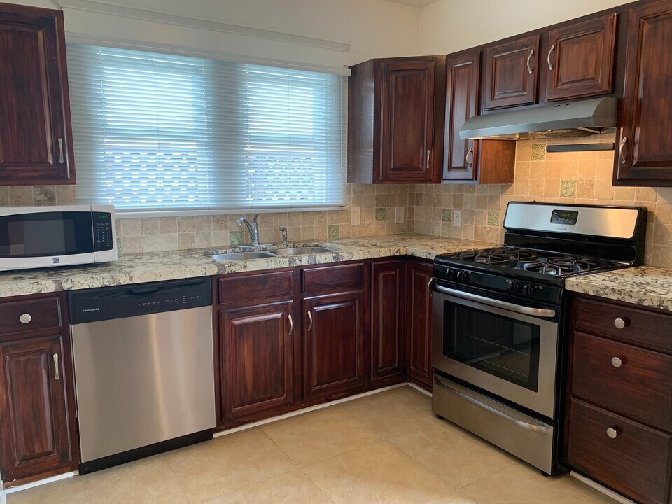 3935 E 11th St in Long Beach, CA - Building Photo