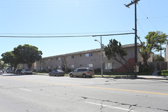 Gemini III Apartments in Oxnard, CA - Building Photo - Building Photo