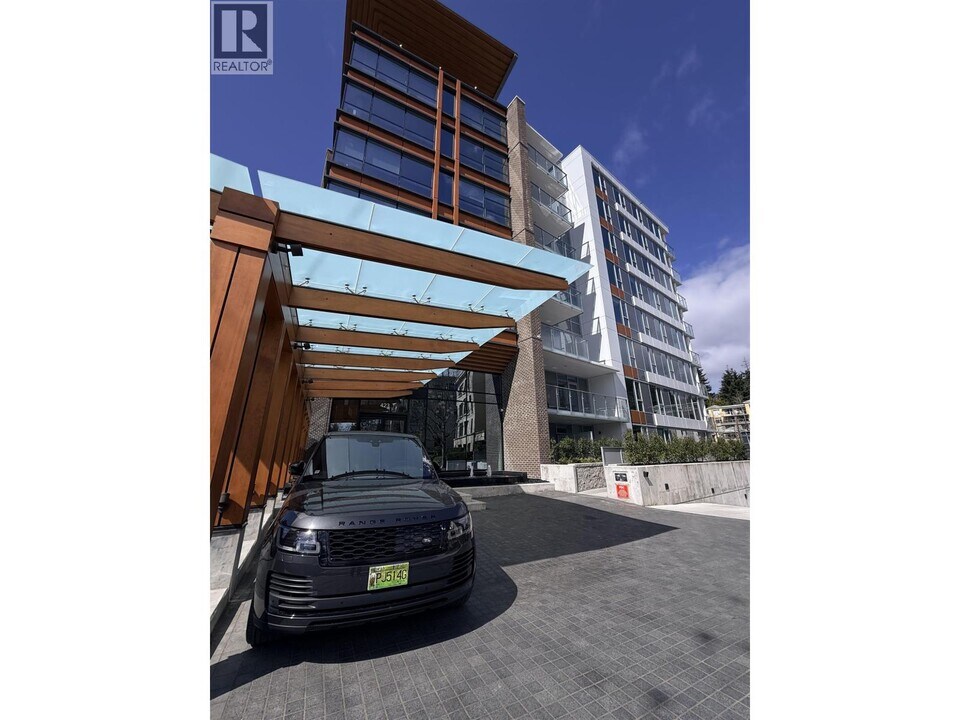 423 6th St in West Vancouver, BC - Building Photo