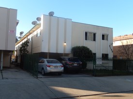 5746 Waring Ave in Los Angeles, CA - Foto de edificio - Building Photo