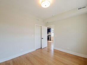 2020 W Montrose Ave, Unit 2B in Chicago, IL - Building Photo - Building Photo