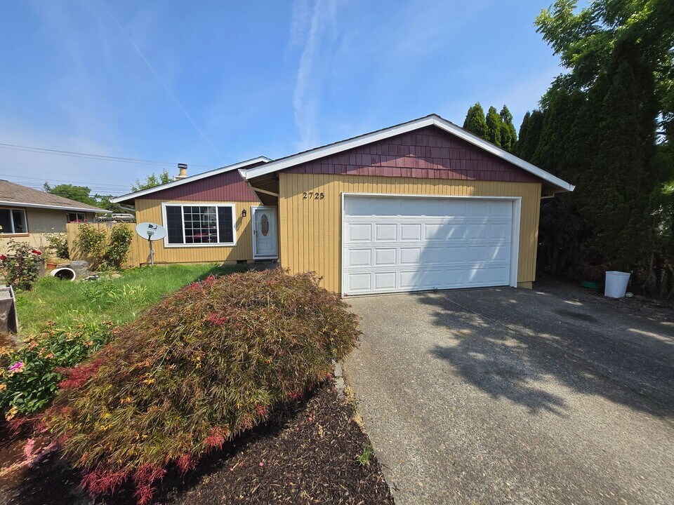 2725 SE 44th Ct in Hillsboro, OR - Building Photo