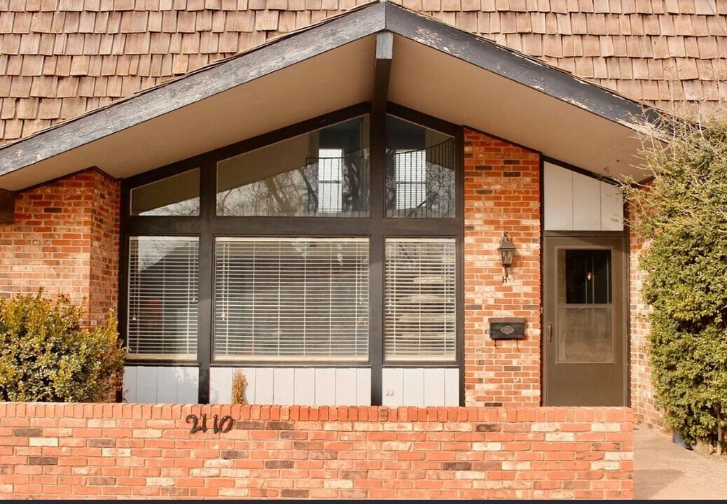 2110 Indian Dr in Enid, OK - Foto de edificio