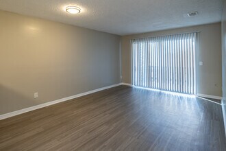 Caroline Village in Jacksonville, FL - Foto de edificio - Interior Photo