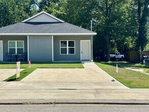 500 Young St in Willis, TX - Building Photo - Building Photo