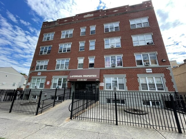 174 N. Grove St in East Orange, NJ - Building Photo - Building Photo