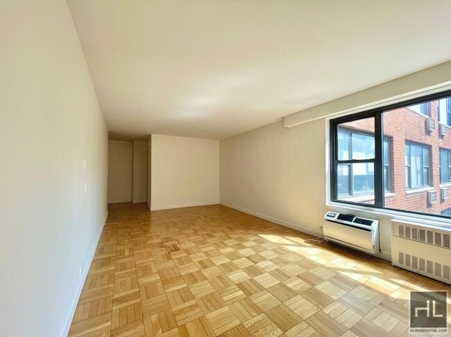 AMAZING STUDIO APARTMENT!! AMAZING DEAL! W in New York, NY - Building Photo - Building Photo
