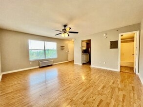 701 W Sycamore St, Unit 203 in Denton, TX - Building Photo - Building Photo