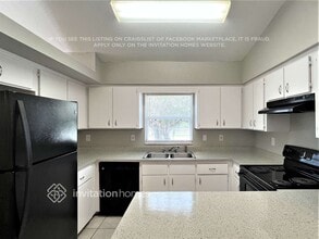 323 Boca Ciega Rd in Mascotte, FL - Foto de edificio - Building Photo