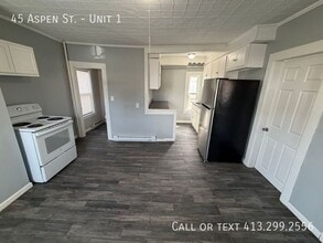 45 Aspen St in Ware, MA - Foto de edificio - Building Photo