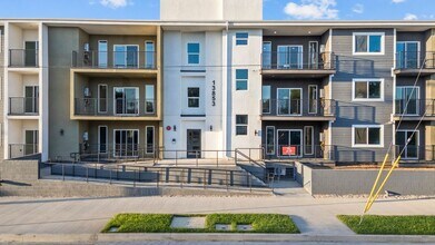 13853 Victory Blvd in Los Angeles, CA - Foto de edificio - Building Photo