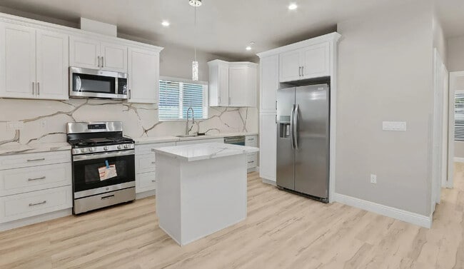 10216 Ramona Ave in Montclair, CA - Foto de edificio - Building Photo