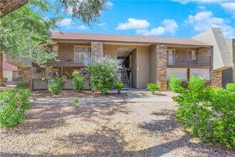 5242 River Glen Dr in Las Vegas, NV - Building Photo - Building Photo