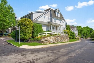 402 Waterview Dr in Poughkeepsie, NY - Building Photo - Building Photo