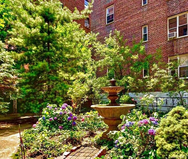 76-10 34th Ave in Queens, NY - Building Photo - Building Photo