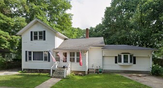 114 W Alexander St in Buchanan, MI - Building Photo