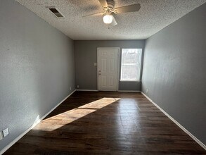 518 Briggs St in San Antonio, TX - Building Photo - Interior Photo