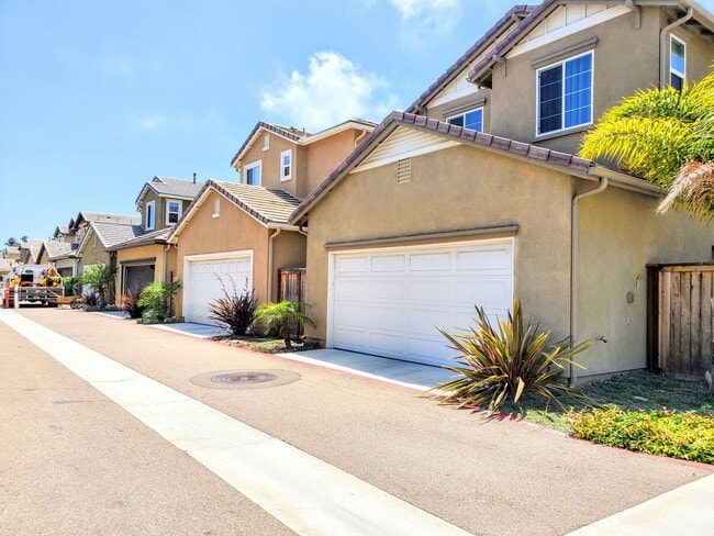1754 Ragtime Wy in Oceanside, CA - Foto de edificio - Building Photo