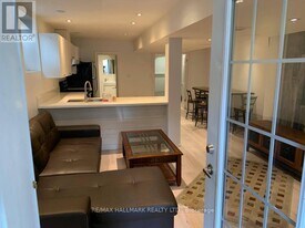 130 Ashdale Ave in Toronto, ON - Building Photo