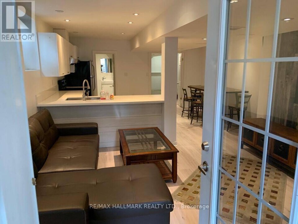 130 Ashdale Ave in Toronto, ON - Building Photo