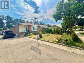 251 Taysham Crescent in Toronto, ON - Building Photo